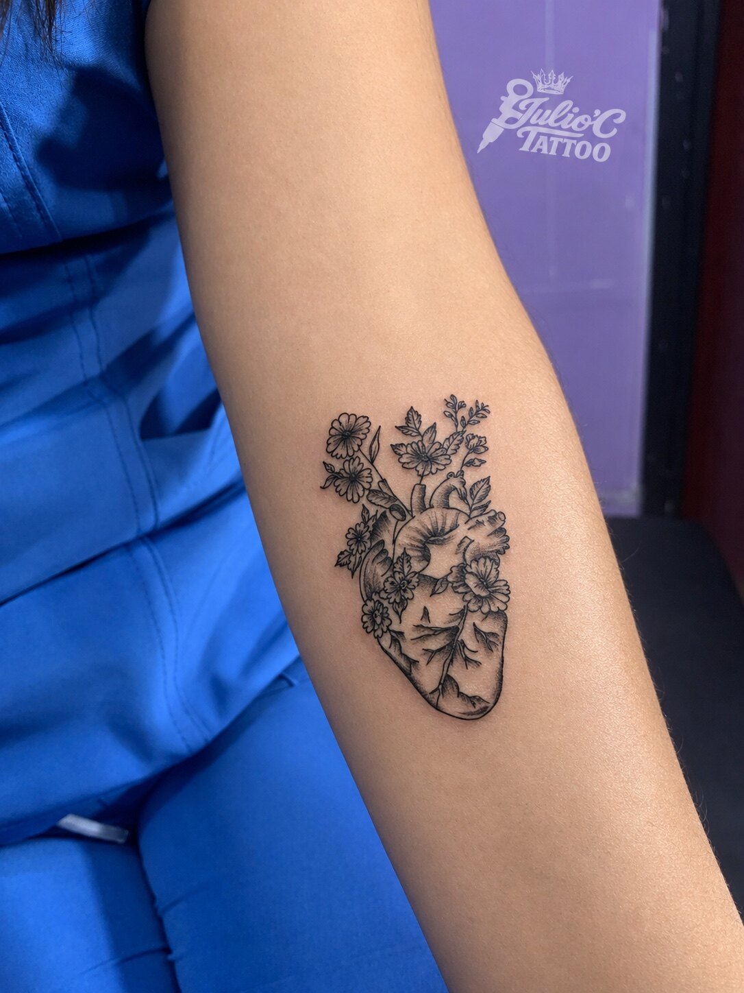 Tatuaje de línea fina de corazón anatómico con flores